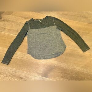 LF Stores Emma & Sam Grey Long Sleeve V Neckk Top XS